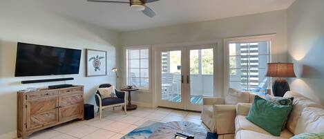 Apartamento, varias camas, balcón, vistas a la playa | Zona de estar | Televisión de 40 pulgadas con canales digitales