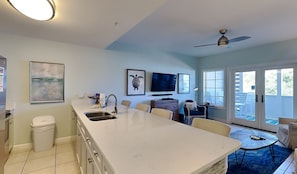 Fridge, microwave, oven, stovetop - Cassine Station #305 by Southern Vacation Rentals (Santa Rosa Beach)