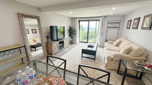 Smart TV - West Vancouver · Landmark View · Prime Location · 2BR Private Suite (West Vancouver)