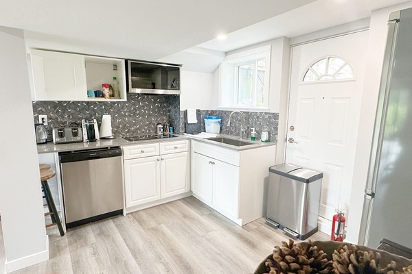 Refrigerador, microondas, placa de cocina, lavavajillas