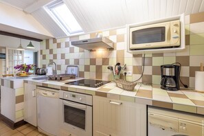 Oven, high chair - Gwazel cottage (CHERRUEIX)
