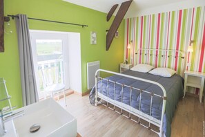 4 camere, ferro/asse da stiro, Wi-Fi gratuito