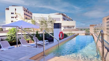 Una piscina al aire libre de temporada