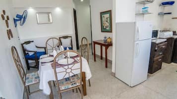 Apartment | Ruang tamu | 32 inci sebuah televisyen pintar dengan kabel