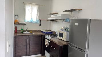 Appartement | Privékeuken | Een koelkast, een magnetron, een koffiezetapparaat/waterkoker