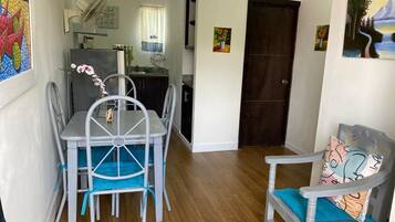 Appartement | Coin séjour | TV connectée de 32 pouces avec chaînes par câble