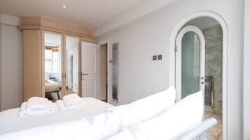 Basic Apartment, 1 Double Bed | 1 bedroom, laptop workspace, iron/ironing board, bed sheets