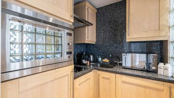 Basic Apartment, 1 Double Bed | Private kitchen | Fridge, oven, stovetop, electric kettle