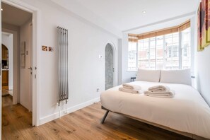 1 bedroom, laptop workspace, iron/ironing board, bed sheets - Serviced Chelsea Flat (London)