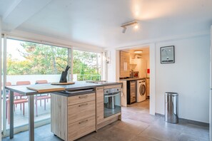 Kylskåp, mikrovågsugn, ugn och diskmaskin