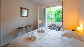4 bedrooms, iron/ironing board, free WiFi, bed sheets