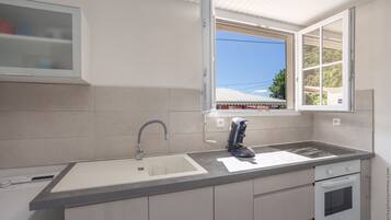 Refrigerador, microondas, horno y cafetera y tetera