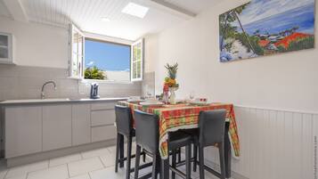 Fridge, microwave, oven, coffee/tea maker