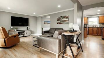 Tv, pejs, bøger, kontorer