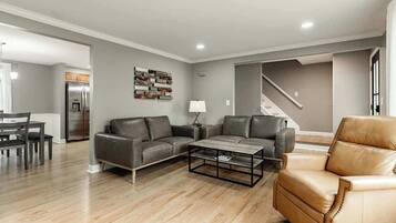 Tv, pejs, bøger, kontorer