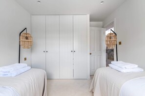 Appartement, plusieurs lits | 3 chambres, bureau, espace de travail pour ordinateur portable