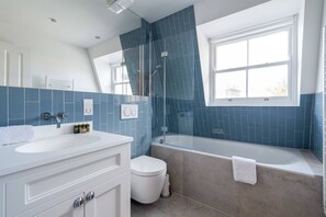 Basic Apartment, Multiple Beds | Bathroom | Hair dryer, towels, soap, shampoo