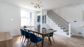 Eenvoudig appartement, meerdere bedden | Dineren