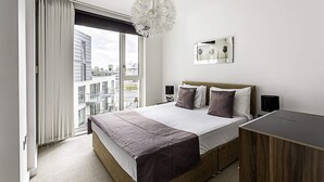 1 habitación, escritorio y espacio para trabajar con laptop 