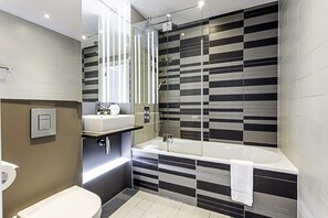 Eenvoudig appartement, 1 queensize bed | Badkamer | Een haardroger, handdoeken, zeep, shampoo