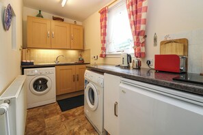 Cookware/dishes/utensils - Rose Cottage (Strathpeffer)