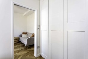 Basic Apartment, 1 Queen Bed with Sofa bed | Interior - London Bridge Cosy Chic: Your Perfect 1-bed London Retreat (London)