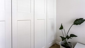 1 habitación, escritorio y espacio para trabajar con laptop 