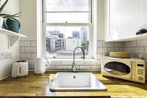 Basic Apartment, 1 Queen Bed with Sofa bed | Private kitchen - London Bridge Cosy Chic: Your Perfect 1-bed London Retreat (London)