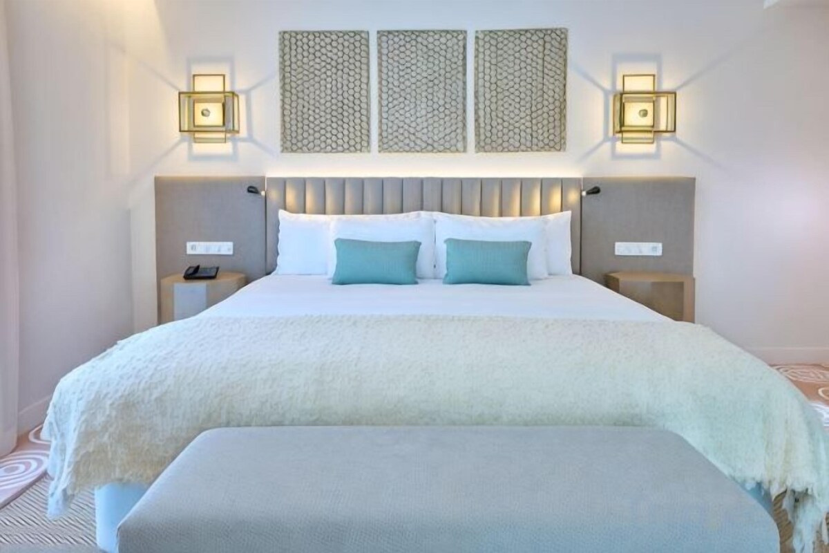 Roupas de cama premium, frigobar, cofres nos quartos, escrivaninha