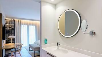 Douche, douche à « effet pluie », articles de toilette gratuits