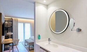 Een douche, een regendouche, gratis toiletartikelen, een haardroger