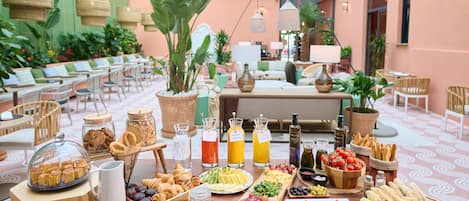 Tägliches Frühstücksbuffet (19.50 EUR pro Person)