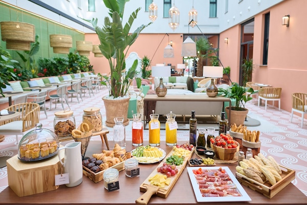 Daily buffet breakfast (EUR 19.50 per person)