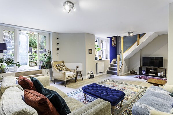 Appartamento Basic, letti multipli | Area soggiorno | TV