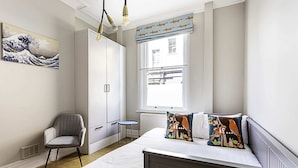 Basic Apartment, Multiple Beds | 3 bedrooms, desk, laptop workspace, iron/ironing board - Elegance in Westminster: Victoria Vibes Apartment (London)