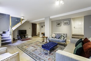 基本公寓, 多張床 | 起居區 | 電視