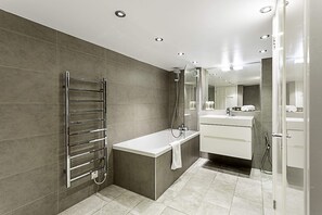 Basic Apartment, Multiple Beds | Bathroom | Hair dryer, towels