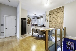 Basic Apartment, Multiple Beds | Private kitchen | Fridge, microwave, oven, stovetop