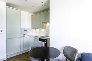 Basic Apartment, 1 Double Bed | Private kitchen - 1-bed Apartment: Close to Wimbledon Station (London)
