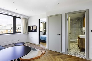 Dining - 1-bed Apartment: Close to Wimbledon Station (London)