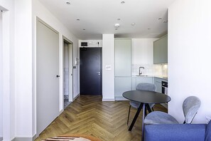 Dining - 1-bed Apartment: Close to Wimbledon Station (London)