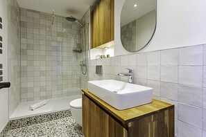 Basic Apartment, 1 Double Bed | Bathroom | Shower, towels, soap, shampoo - 1-bed Apartment: Close to Wimbledon Station (London)