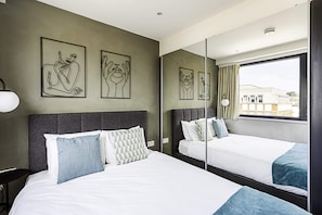 1 bedroom, laptop workspace, iron/ironing board, bed sheets - 1-bed Apartment: Close to Wimbledon Station (London)