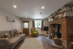 Smart TV, fireplace, books - Cosy cottage in a pretty village with a pub at the end of the garden! (Buckland Newton)