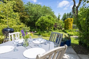 Outdoor dining - Cosy cottage in a pretty village with a pub at the end of the garden! (Buckland Newton)