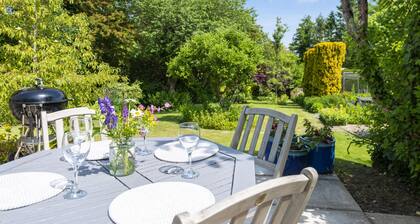 Cosy cottage in a pretty village with a pub at the end of the garden!