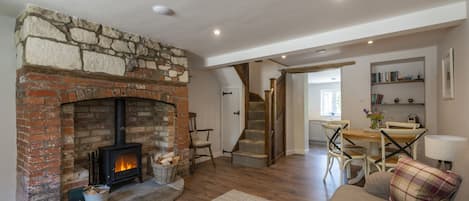 スマートテレビ、暖炉、書庫