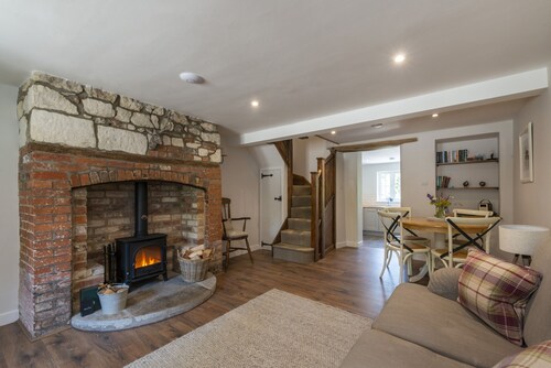 Cosy cottage in a pretty village with a pub at the end of the garden!