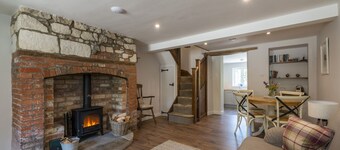 Cosy cottage in a pretty village with a pub at the end of the garden!