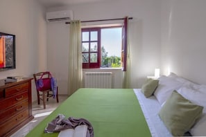 4 quartos, escrivaninha, ferros/tábuas de passar roupa, berço de viagem